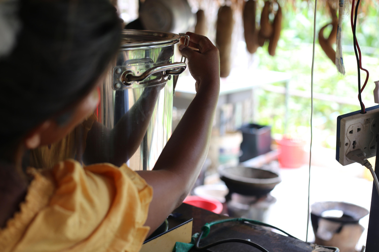 Maak etherische olie met een dorpsherbalist in de buurt van Phnom PenhMaak etherische olie met een kruidendokter in een dorpje bij Phnom Penh