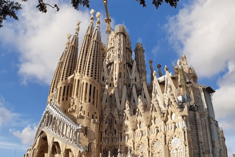Barcelona: Sagrada Familia Tour and Sailing Trip