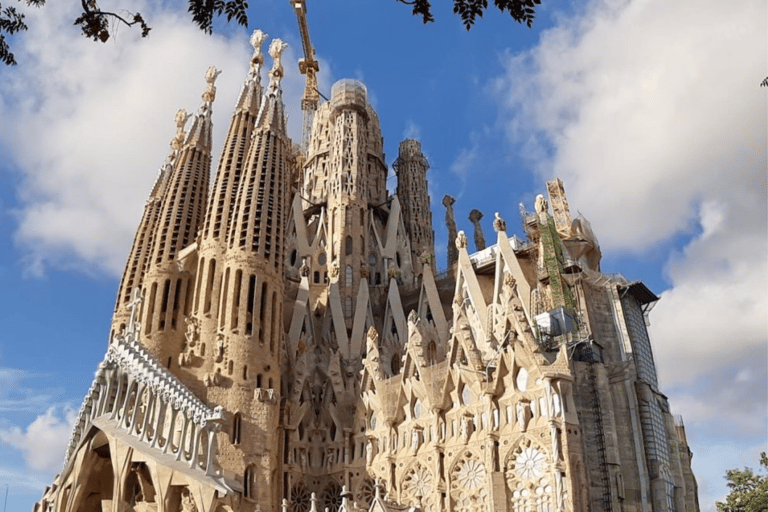 Barcelona: Sagrada Familia Tour and Sailing Trip