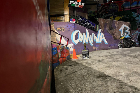 Medellín : visite nocturne de la Comuna 13, mur peint, collation localeMedellín : visite nocturne de la Comuna 13, mur peint, dégustation de snacks locaux