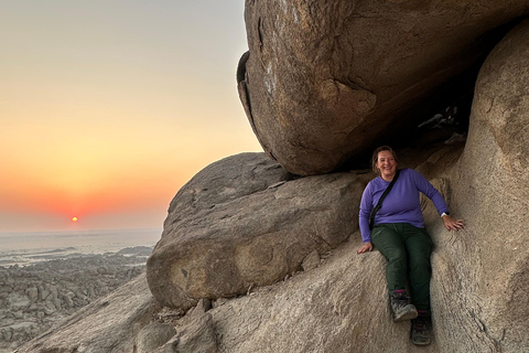 Jeddah: Moon Mountain Hiking and Sunset Yoga