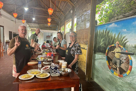 Tour del mercato, giro in barca a cesto e lezione di cucina con HangcoconutCompletamente funzionante