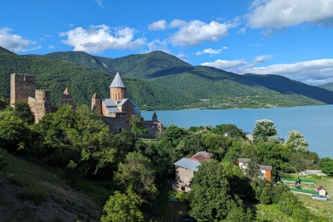 Kazbegi: Burg Ananuri, Gudauri & Dreifaltigkeitskirche Gergeti