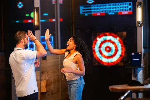 Orlando: The Brass Axe - Lançamento de machados e dardos digitais