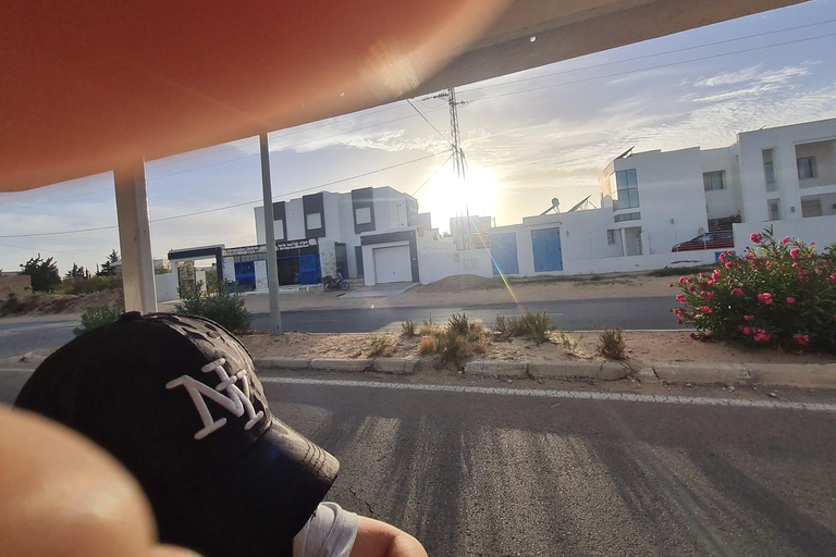 正宗杰尔巴：日落马车之旅和东方小吃正宗杰尔巴岛：日落马车之旅和免费东方小吃