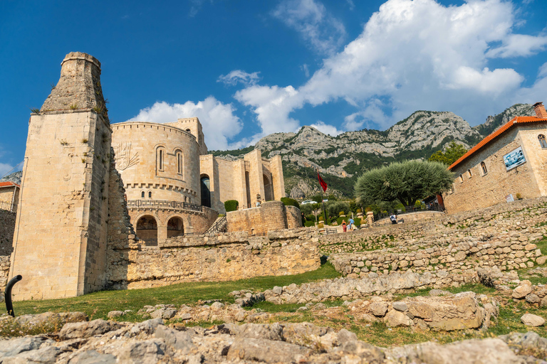 De Tirana: Viagem de 1 dia a Krujë com o Castelo de Krujë e o Antigo Bazar