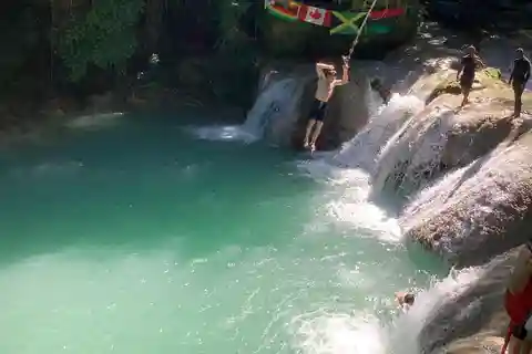 Falmouth: Excursión al Agujero Azul y Tubing en el Río Jungla