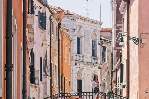 Venice: 30-Minute Gondola Ride on Grand Canal & small Canals Venice: 30-Minute Gondola Ride with Live commentary