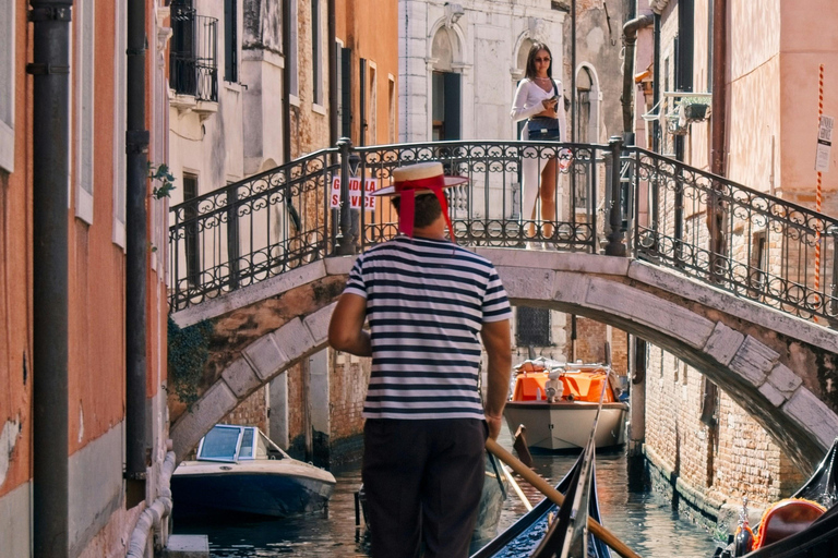 Venice: 30-Minute Gondola Ride on Grand Canal & small Canals Venice: 30-Minute Gondola Ride with Live commentary