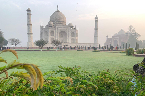 Van Delhi: dagtocht Taj Mahal en Agra-tour met sneltrein2e klas treincoach, auto, gids, toegangskaarten en maaltijden