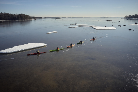 Helsinki: Winter-Kajakfahren im östlichen Schärengarten von Helsinki