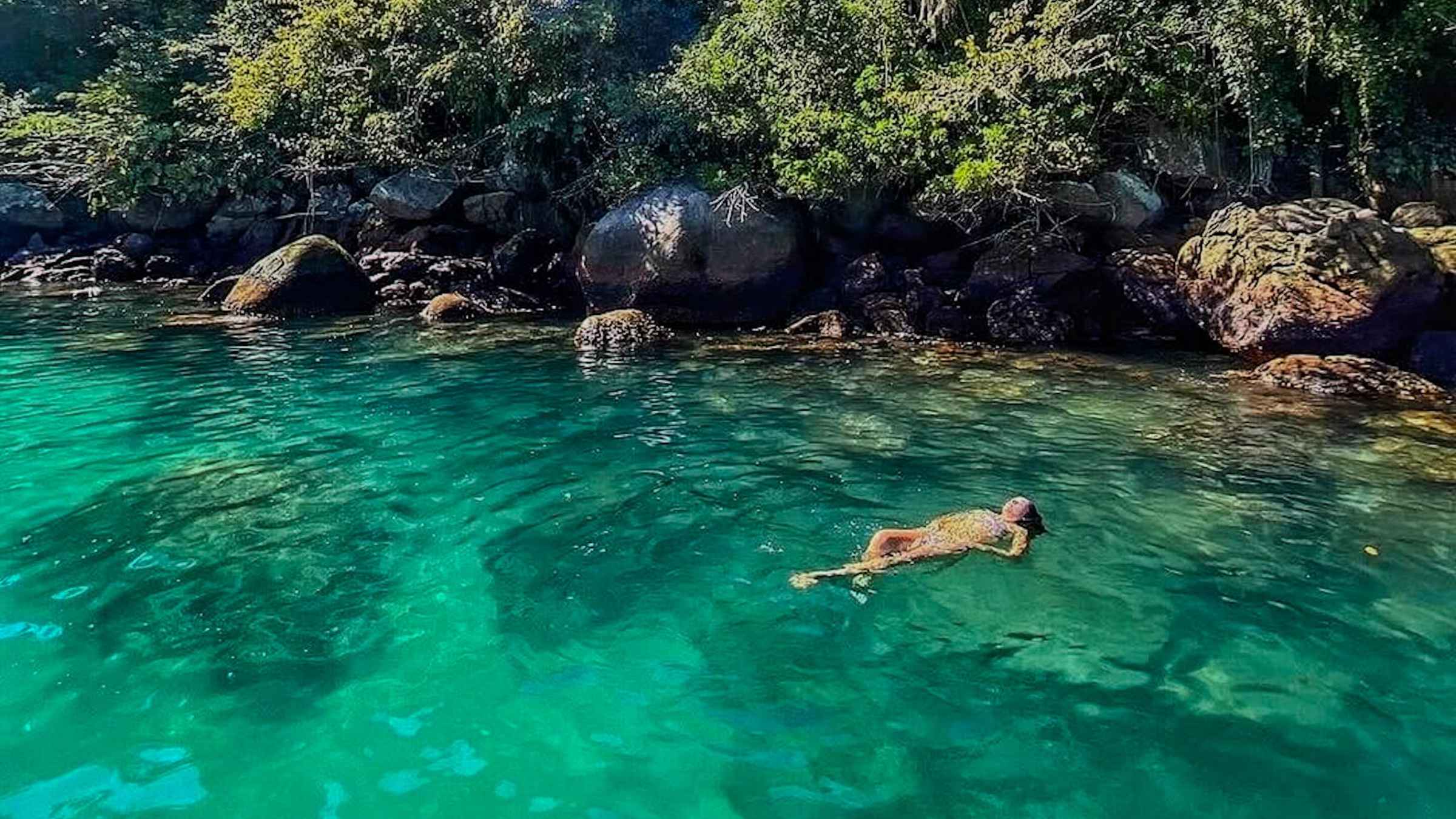Paraty: barco premium com toboágua, Lagoa Azul e outros