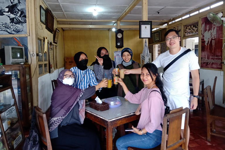Yogyakarta: Pakualaman Royal Palace Walking Tour with Jamu