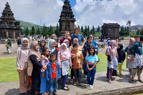 Viagem ao nascer do sol dourado no planalto de Dieng Sikunir com guia