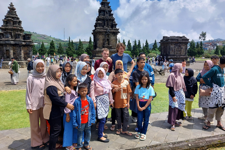 Dieng Plateau Sikunir Viaje al amanecer dorado con guía