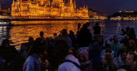Budapest: 1-stündige abendliche Sightseeing-Kreuzfahrt mit Getränk