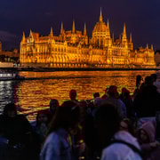 Budapest: 1-stündige abendliche Sightseeing-Kreuzfahrt mit Getränk