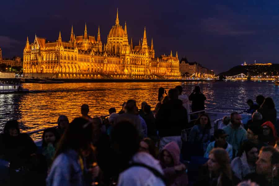 Budapest: Einstündige abendliche Sightseeing-Bootsfahrt mit Getränk. Foto: GetYourGuide
