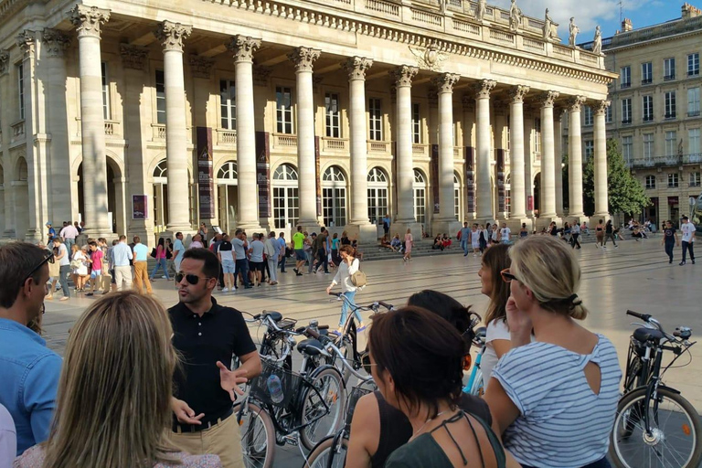 Tour guidato a piedi della città di Bordeaux con una guida locale certificataTour della città di Bordeaux: scegli una guida certificata da Bordeaux