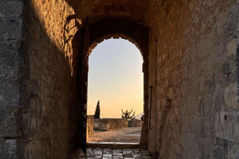 Split: Visita panorámica de la ciudad al atardecer en KlisExcursión nocturna al atardecer en Klis