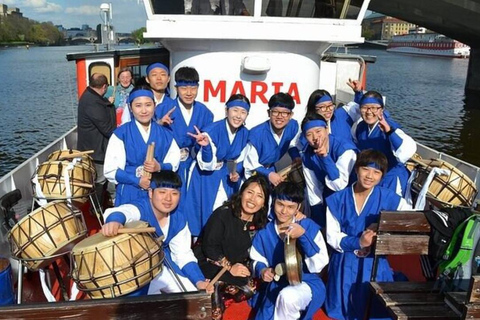 1-hour cruise with drinks included Praha: One-hour cruise around Prague with a drink included