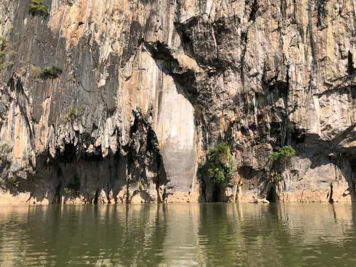 Luang Prabang: River Cruise with Lunch to Pak Ou Caves