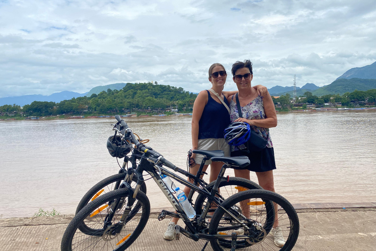 Luang Prabang: Half-Day Cycling & Pottery Experience