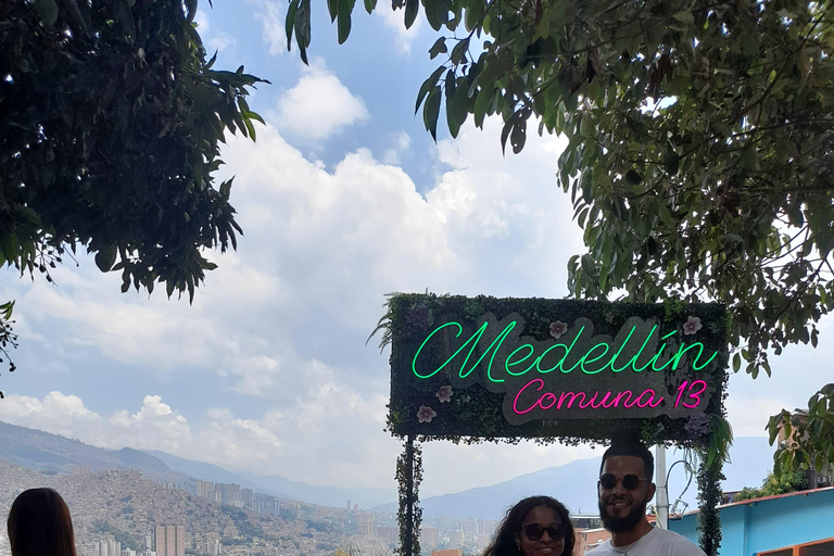 Comuna 13: Graffiti tour &amp; Street Food/drink with telesferic