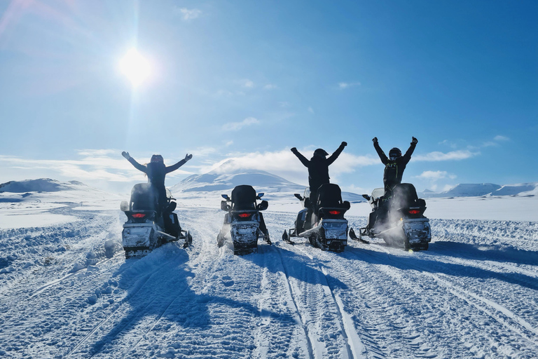 Sneeuwscootertocht vanuit Akureyri met dubbele bestuurderSneeuwscootertocht vanuit Akureyri 2 uur durende tocht voor twee personen