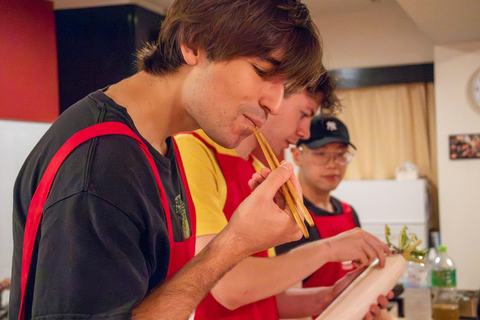 Tokio: Clase de Cocina Estilo Izakaya con Maridaje de Sake