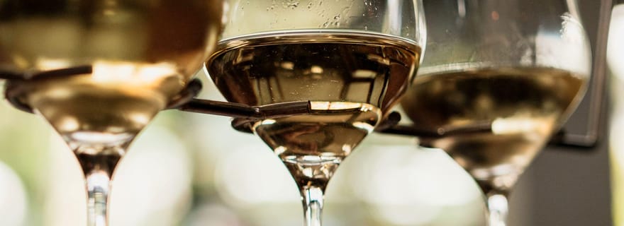 Paris : visite guidée d'une cave à vin et dégustation de vins mystères