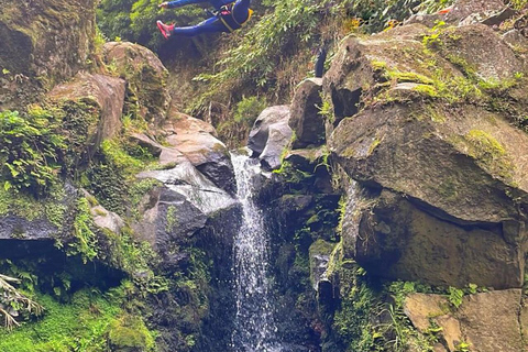 São Miguel: esperienza di canyoning nella Ribeira dos CaldeirõesSão Miguel: Esperienza di canyoning nella Ribeira dos Caldeirões