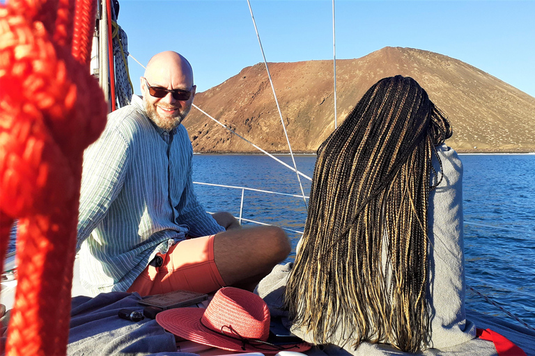 FUERTEVENTURA: PRYWATNA WYCIECZKA ŻAGLOWCEM WOKÓŁ WYSPY LOBOSCORRALEJO: PRYWATNA WYCIECZKA ŻEGLARSKA WOKÓŁ WYSPY LOBOS