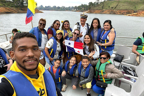 Guatapé: Boat Tour, Peñol Rock & Colorful Town with Meals