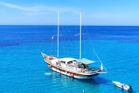 Carloforte e Isola di S. Pietro, tour su uno yacht con pranzo