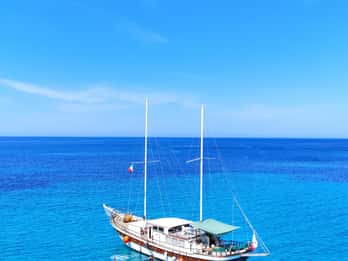 Carloforte e Isola di S. Pietro, tour on a yacht with lunch