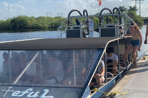 Everglades: auf flachem Motorboot mit Transport