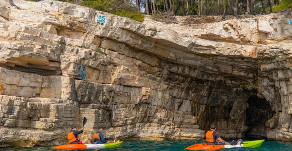Pula: Kajaktour, Schnorcheln, Klippenspringen und Schwimmen
