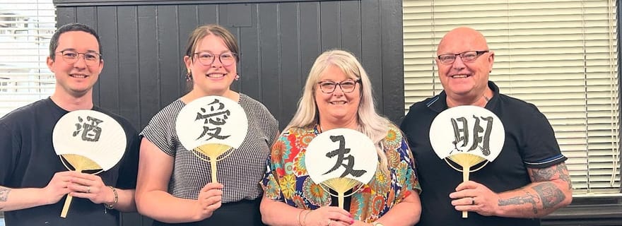 Yokohama : cours de calligraphie japonaise avec thé (sencha) et pâtisseries