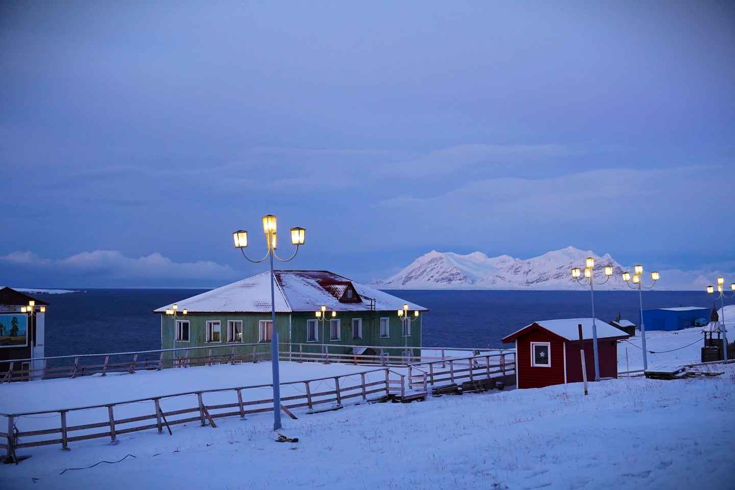 Longyearbyen: Snowmobile Tour to Barentsburg with Lunch