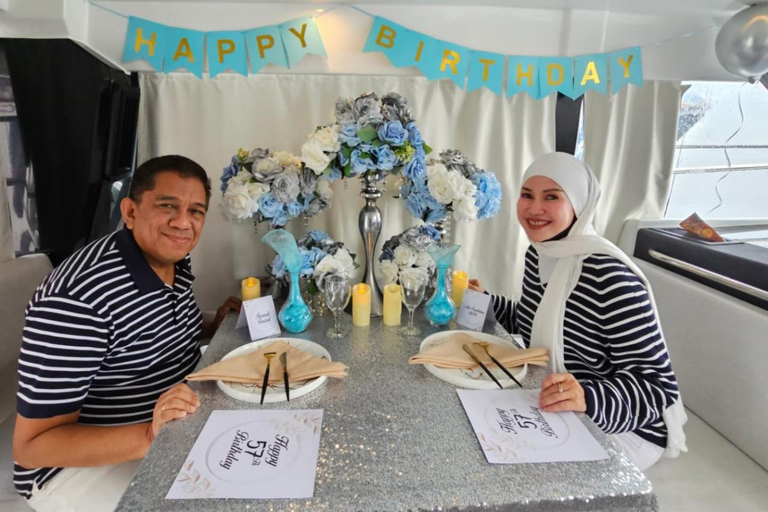 Yakarta: yate privado de lujo para fiestas y celebraciones al atardecer.Yate privado de 2 horas al atardecer (4:30 p. m.-6:30 p. m.)