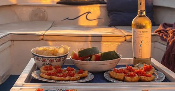 Leuca by boat: an aperitif with typical Apulian products, music and relaxation.