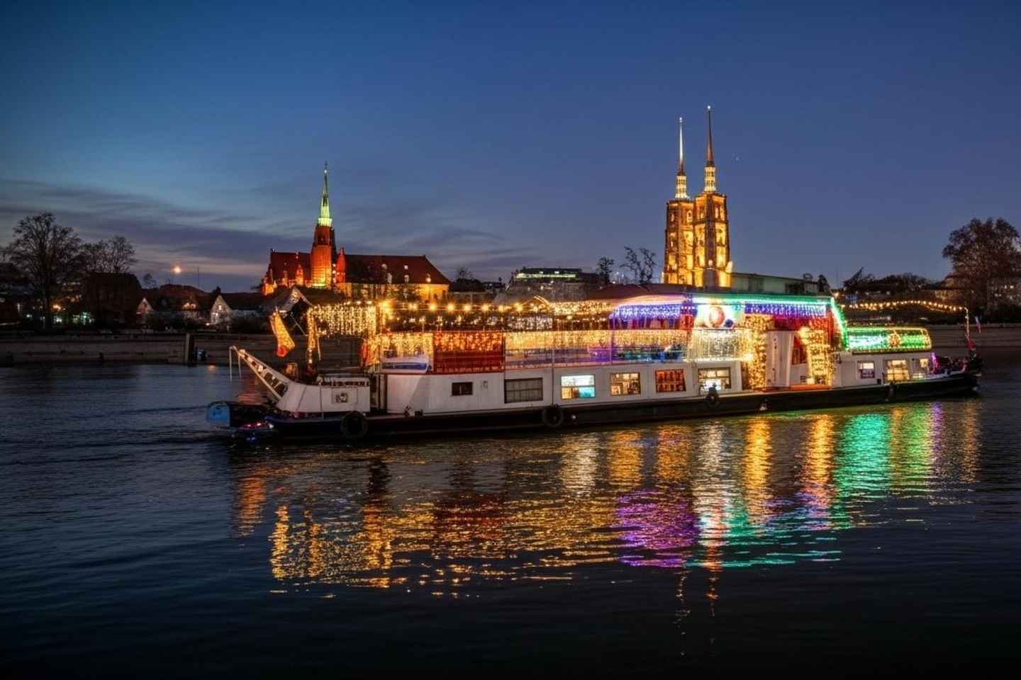Wroclaw: Boat Cruise by Heated Ship with Santa Claus