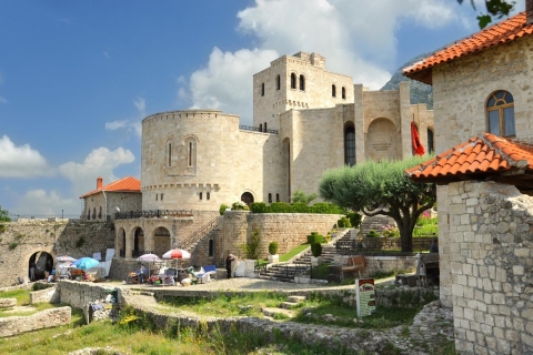 "Excursión de un día al Castillo de Kruja y al Antiguo Bazar desde Tirana y Durres""Visita al Castillo de Kruja y al Antiguo Bazar desde Tirana, Durres y Golem"