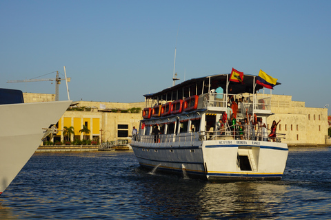 Carthagène : excursion en bateau de nuit avec dîner et open barCARTAGENA : Excursion en bateau de nuit blanche avec dîner et open bar