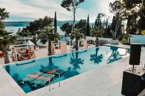 Split: Bådtur og poolparty på Olife Beach Club Resort