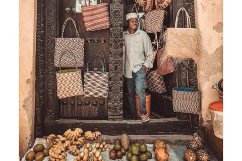 Excursão a Stone Town e à Quinta das Especiarias com almoço tradicionalPasseio pela Cidade de Pedra e Fazenda de Especiarias com Almoço Tradicional