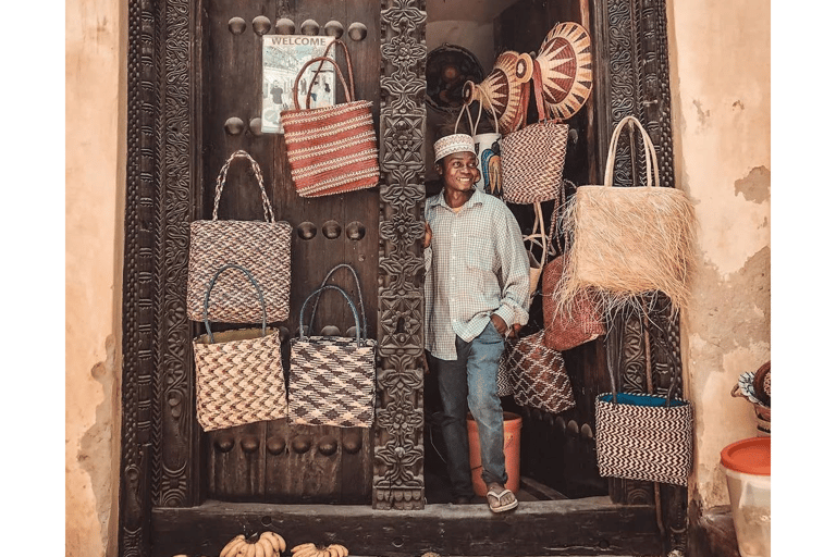 Excursão a Stone Town e à Quinta das Especiarias com almoço tradicionalPasseio pela Cidade de Pedra e Fazenda de Especiarias com Almoço Tradicional