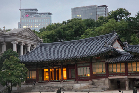 Seoul: Deoksugung Palace Night Tour with Guide