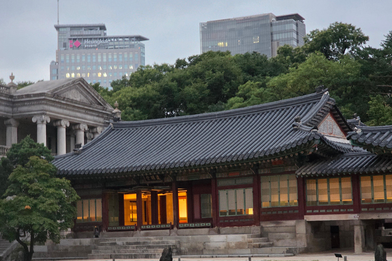 Seoul: Deoksugung Palace Night Tour with Guide